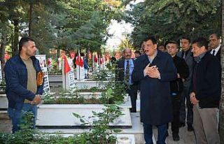 Başkan Gürkan’dan şehitlik ziyareti