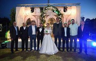 Başkan Kocaman, çiftleri yalnız bırakmadı