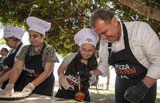 Başkan Seçer, özel gereksinimli çocuklarla pizza...