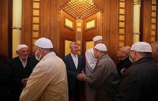 Başkan Tahmazoğlu vatandaşlarla bayram namazında...