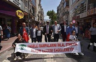 Başkan Vekili Pehlivan, gözlerine siyah bant çekti,...