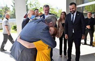 Başkan Yavaş işitme engelli minik yüzücülerle...