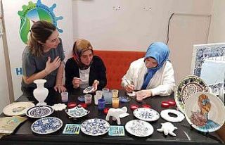 BAŞKEM’de kadınlar seramik çini boyama öğreniyor