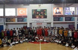 Basketbolda şampiyon Akçakoca Fen Lisesi oldu