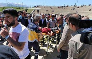 Bayılarak yerde fenalaşan gence ilk müdahale rektörden