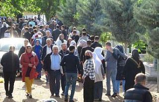 Bayram sabahı binlerce vatandaş, metrelerce araç...