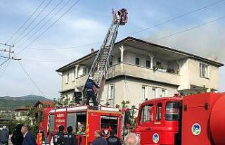 Bayramda korkutan yangın: İki katlı evin çatısı...