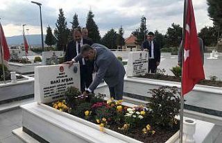 Bayramlaşmak için toplanan AK Partiler şehitliği...