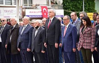 Bazı parti ve STK’lar Atatürk Anıtı’na çelenk...