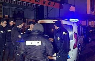 Bebek arabası çaldı, mahalleliye yakaladı