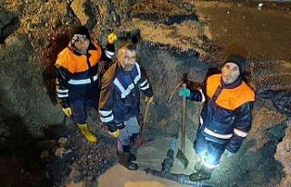 Belediye çalışanları gece mesaisinde