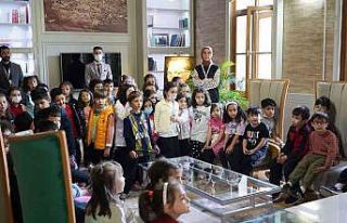 Belediyeyi merak eden minikleri makamında ağırladı