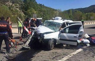 Beton bariyerlere çarpan araçta sıkışan yolcuyu...