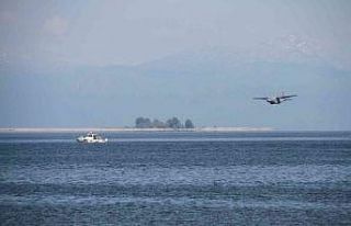 Beyşehir Gölü üzerinde bot ve paraşütçü atma...