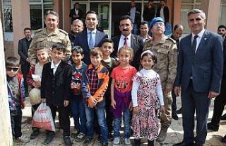 Beytüşşebap’ta kaymakam vatandaşların bayramını...