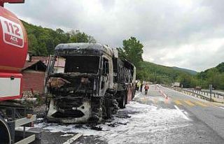 Bilecik’te cam yüklü tır alev alev yandı