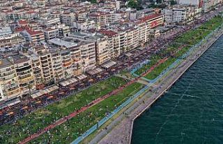 Binlerce İzmirli genç, 350 metrelik Atatürk posterini...