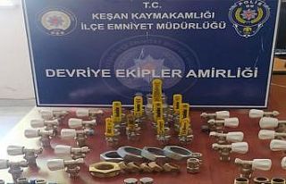 Bir çanta dolusu tesisat malzemesi ile polise yakalandı