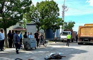 Bisikletli sürücü kamyonun altında böyle kaldı