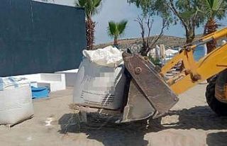 Bodrum Belediyesi ekipleri ’beyaz kum’ serimine...