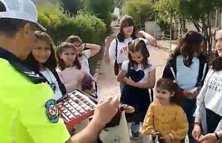 Bölge trafik polis ekipleri çocukların bayramını...