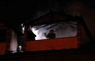 Bolu’da 3 katlı apartmanın çatı katı alev alev...