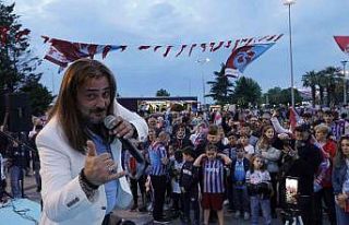 Bordo Mavili taraftarlar hem şampiyonluğu kutladı...