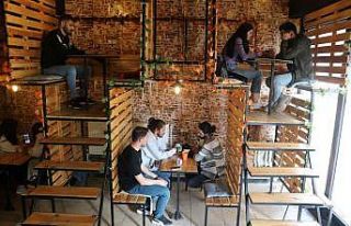 Bu kafede müşteriler raflarda oturuyor