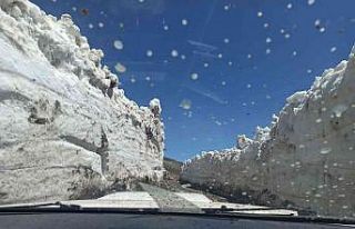 Bu kentte kış bitmiyor, 4 metreyi bulan karlı yollar...