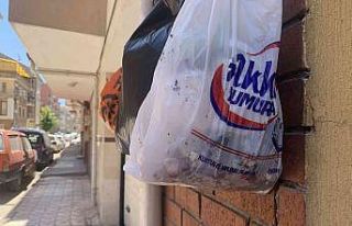 Bu sokakta çöpler duvara asılıyor