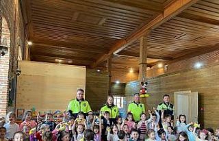 Burhaniye’ de minik öğrencilere temel trafik eğitimi