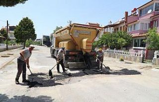 Burhaniye’de bozulan yollar asfaltlanıyor