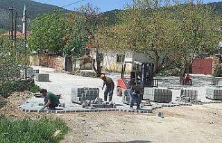 Burhaniye’de kırsal yolları yenileniyor