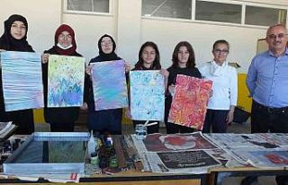 Burhaniye’de liseli gençler ebru sanatını sevdi