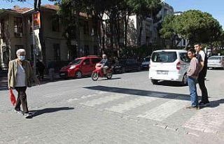 Burhaniye’de silinen yaya çizgileri vatandaşları...