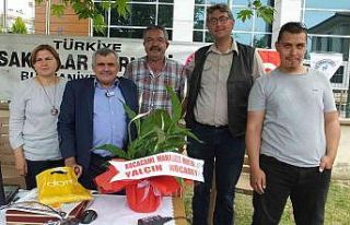Burhaniyeli muhtar engellileri yalnız bırakmadı