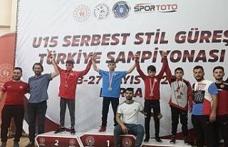 Bursa Büyükşehir Belediyesporlu güreşçi Emirhan...