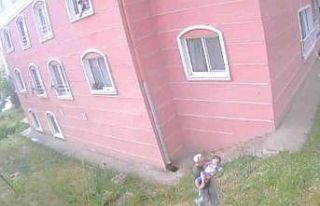 Bursa’da 5’inci kattan düşen çocuk hayata tutundu