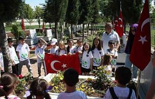 Bursa’da ilkokul öğrencilerinden şehitliğe ziyaret