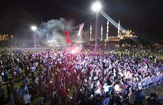 Bursa’da on binlerce kişi Trabzonspor’un şampiyonluğunu...