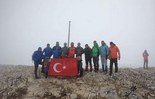 Bursalı dağcılardan Uludağ karla kaplı zirvesine...