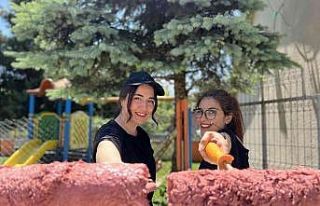 Burslarından ayırdıkları bütçeyle köy okulunu...