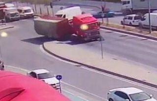 Büyükçekmece’de hurda metal yüklü kamyon devrildi;...