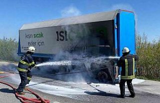 Cam yüklü tır alev aldı