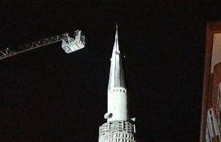 Cami minaresinden sarkan sac levhayı itfaiye indirdi