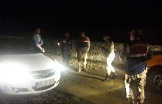 Çamurlu yolda mahsur kalan otomobildeki 2 kişi,...