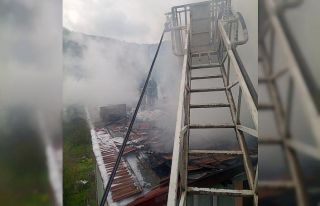 Çatı yangınına ekipler müdahale etti