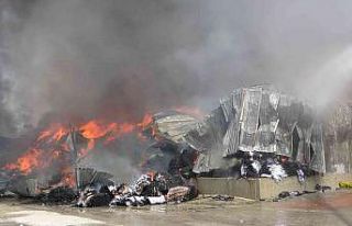 Çatıda kaynak yapılırken başlayan yangına müdahale...