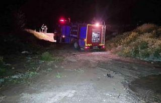 Çaydan karşıdan karşıya geçerken otomobiliyle...