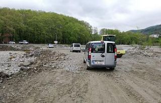 Çayın taşması sonucu hasar gören geçici köprü...